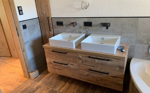 Modernes Badezimmer mit Doppelwaschbecken